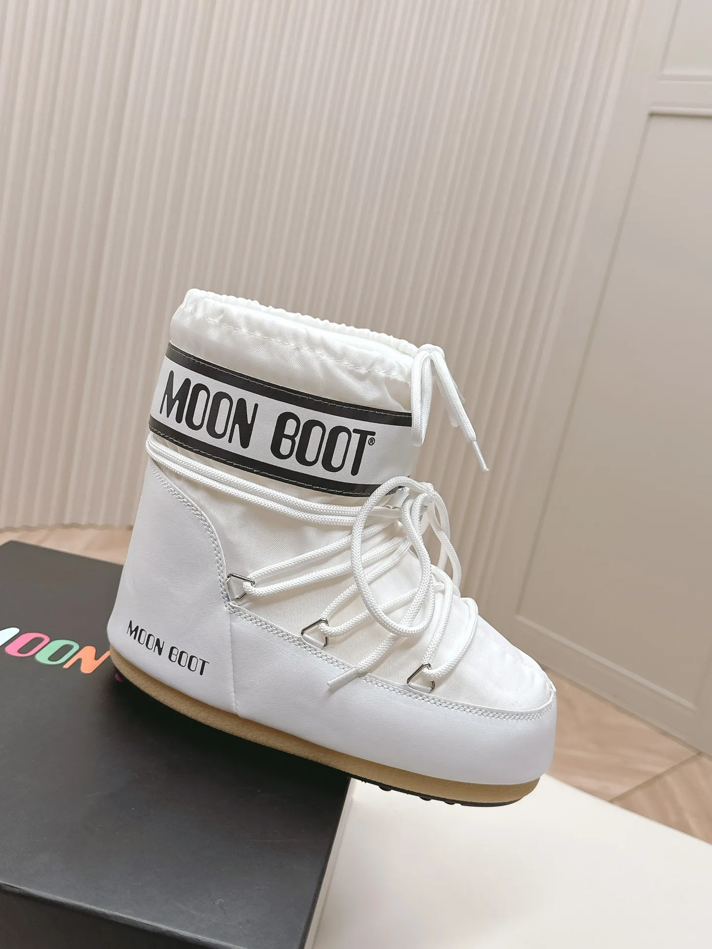 Men's shoes pP600! Fabric short boots Moon Boot 24ss The latest snow boots series for autumn and winter... Ugly snow short boots Forget UGG, fashionable people are wearing Moon Boot snow boots. If you find it difficult to accept the revival of UGG, now there is a more alternative snow boot that is back. It is 4 cm taller. That is the Moon Boot. It was already very popular in the millennium. Paris Hilton, Victoria Beckham and other celebrities often wore it, and now the Y2K trend is popular again. The same QQ show outfit worn by young children. The ugly snow boots that have been shown by thousands of people have become popular again. They are not distinguished between men and women. They look slim and warm and easy to wear. Fabric: 70% cotton and 30% plastic. Lining: 100% silk cotton liner. Feet: 100% silk cotton liner. Outsole: thermoplastic rubber. Bottom thickness: 4cm. Size: #35-41 (41 customization is not returnable).